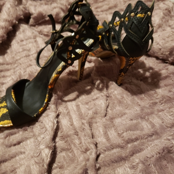 Heels with snake skin design - Picture 4 of 4